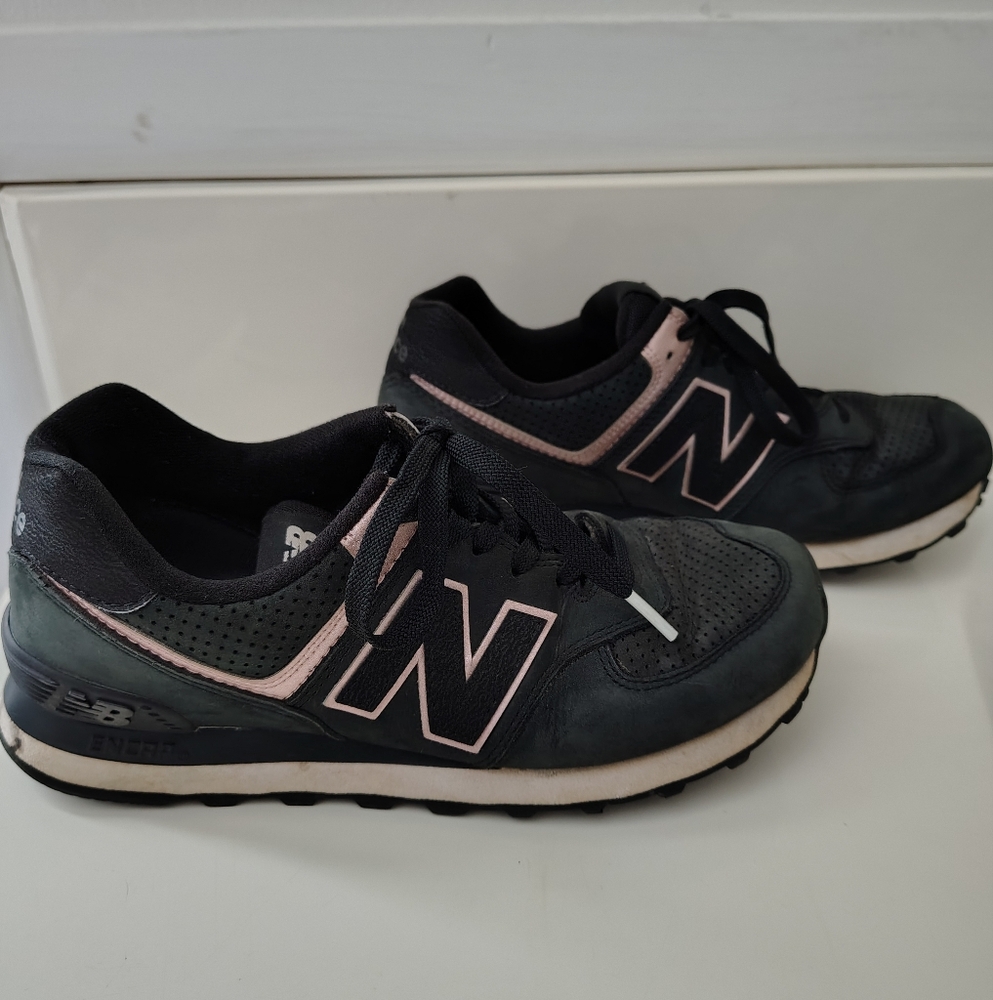 New Balance 574 women's 8.5 rose gold and black